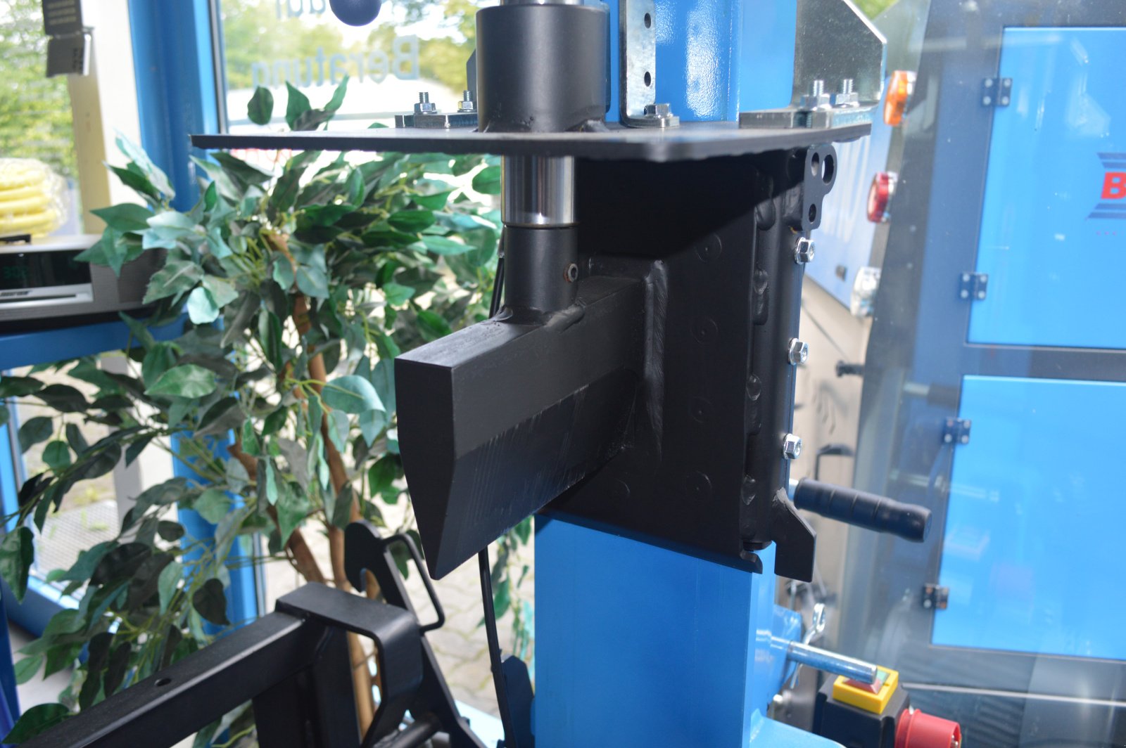 Holzspalter des Typs Thor Holzspalter FARMER 13t | 400V Elektro 5PS, Neumaschine in Celle (Bild 4)